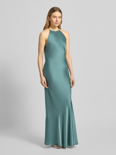 Frauenmodel trägt Slim Fit Abendkleid mit Rückenausschnitt von Jake*s Cocktail aus glänzendem Satin, smaragdgrün, Ganzkörperansicht von vorne.
