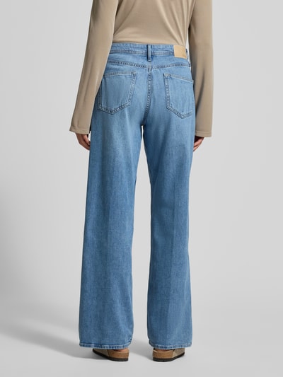 Vrouwenmodel draagt 'Wide Leg Jeans aus Baumwoll-Mix' van s.Oliver RED LABEL in lichtblauwe denim, 5-pocket, label patch, high waist, katoenmix, volledige lichaamsopname achterkant.