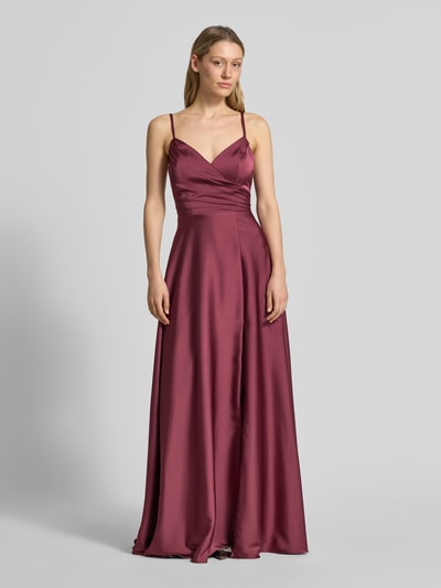 Modelka kobieca nosi 'Abendkleid mit Spaghettiträgern und V-Ausschnitt' od Laona, satyna, krój dopasowany, długość maxi, marszczenia, szerokość w rozmiarze 36: 39 cm, długość pleców w rozmiarze 36: 155 cm, widok całej sylwetki z przodu