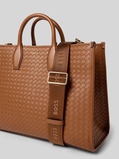 Produktfoto, Henkeltasche mit Label-Applikation Modell 'SANDY TOTE SQ' von BOSS, Optik: Unifarben, Strukturiert, Karabinerverschluss, Hauptfach, Innenfach, Standfüße, Tragehenkel, abnehmbarer Schulterriemen, Form: Rechteckig, Materialverarbeitung: Kunstleder