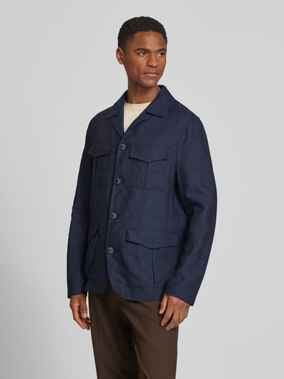 Männermodel trägt Hemdjacke aus Leinen mit Pattentaschen von Zuitable in Dunkelblau, Regular-Fit, Reverskragen, Knopfleiste, Rückenlänge bei Größe M 71 cm; Ganzkörperansicht von vorne.