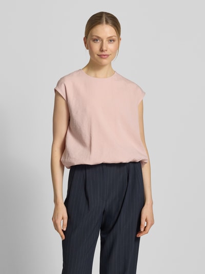 Frauenmodel trägt Bluse mit Rundhalsausschnitt und Kappärmeln von Jake*s Collection in zartem Rosa, gerader Schnitt, Ganzkörperansicht von vorne.
