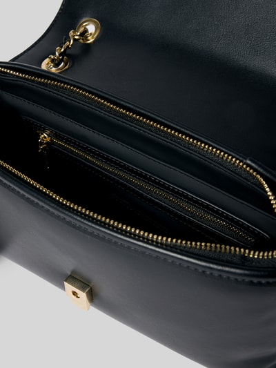 Produktfoto, czarna torebka z detalem z logo, główna przegroda z zapięciem na magnes, przegródka zapinana na zamek błyskawiczny, model 'NOX' od VALENTINO BAGS, szerokość w rozmiarze 1: 31 cm, długość w rozmiarze 1: 18 cm, głębokość w rozmiarze 1: 10 cm, długość paska na ramię w rozmiarze 1: 105 cm, efekt łańcuszka.