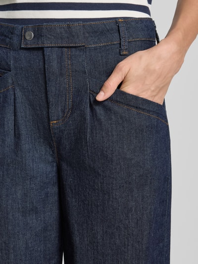 Frauenmodel trägt Regular Fit Barrel Jeans aus Baumwoll-Mix Modell 'Studio Pants' von Buena Vista, dunkles Blau mit sichtbarer Struktur, Nahaufnahme Oberkörper, Damen Barrel Jeans von Buena Vista