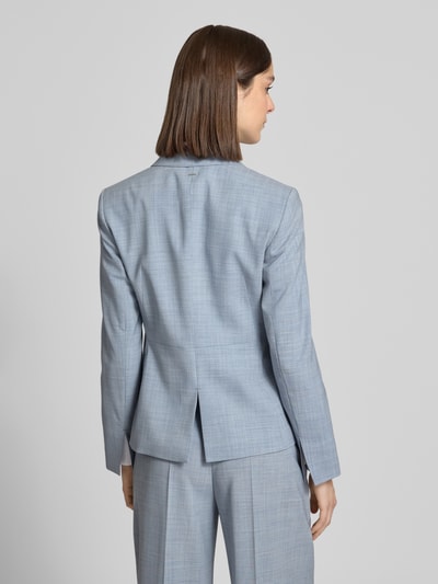 Frauenmodel trägt Slim Fit Kurzblazer aus reiner Schurwolle Modell 'JIA9' von BOSS in Melange-Optik mit Rückenschlitz, Ganzkörperansicht Rückansicht.