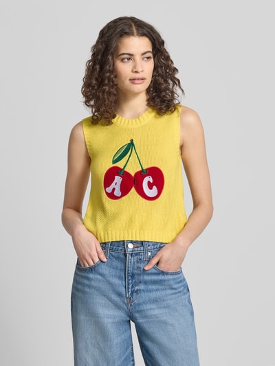 Frauenmodel trägt Regular Fit Weste mit Logo-Stitching von ANOTHER COTTON LAB in Gelb, Strick-Optik, Rundhalsausschnitt, Ganzkörperansicht von vorne.