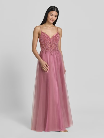 Frauenmodel trägt Maxikleid mit Perlen und Pailletten von Hey Kyla in A-Linie aus rosafarbenem Tüll, V-Ausschnitt, Spaghettiträger, Rückenreißverschluss, Rückenlänge 132 cm, Brustweite 33 cm, Ärmellänge 127 cm, Ganzkörperansicht von vorne.
