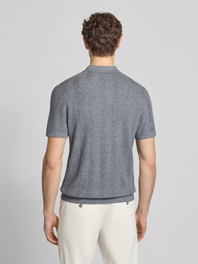 Męski model nosi Slim Fit Poloshirt mit Knopfleiste von Profuomo, mieszanka bawełny i lnu, fakturowany wzór, krój slim fit, długość tyłu w rozmiarze M: 70 cm, widok całej sylwetki z tyłu.