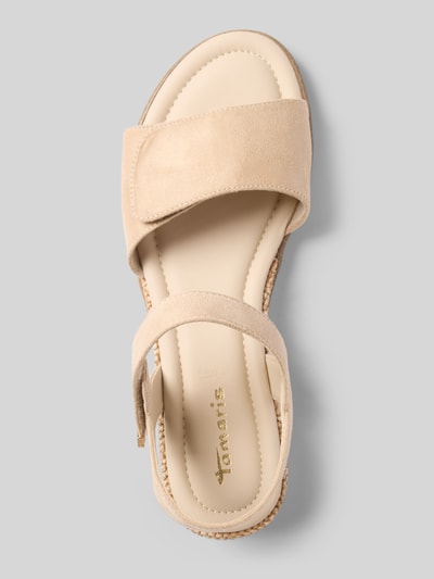 Produktfoto, Sandalen mit Allover-Muster von Tamaris in Beige mit offenem Zehenbereich, Keilabsatz, Animal Print, strukturierter Sohle, Label-Prägung