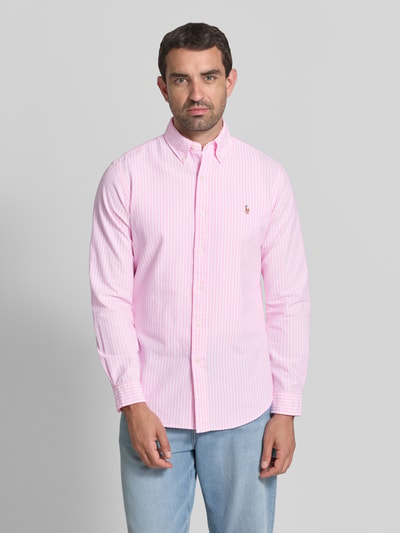 Männermodel trägt Regular Fit Freizeithemd aus reiner Baumwolle von Polo Ralph Lauren in Hellrosa mit feinen Streifen, Ganzkörperansicht von vorne.