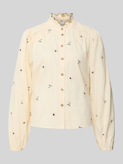 Produktfoto, Bluse aus reiner Baumwolle Modell 'Alessandra' von LOLLYS LAUNDRY in Creme mit schwarzen Stickereien, gerader Schnitt, Stehkragen, elastische Ärmelabschlüsse, strukturierte Oberfläche. Rückenlänge 59 cm, Ärmellänge 65 cm.
