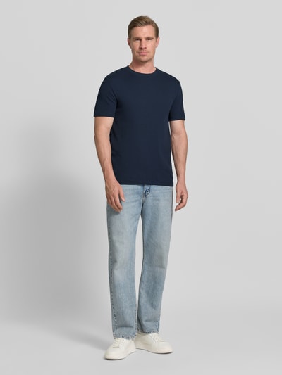 Männermodel trägt Regular Fit T-Shirt aus Baumwoll-Mix von Tom Tailor Denim in Optik: Unifarben, Rundhals, Kurzarm, Piqué; Ganzkörperansicht von vorne.