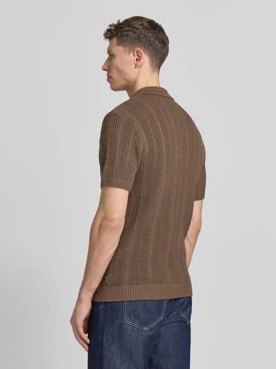 Männermodel trägt Slim Fit Poloshirt mit Knopfleiste von Jack & Jones Premium aus Baumwoll-Mix, braun, Rückenlänge 72 cm, Ganzkörperansicht Rückansicht.