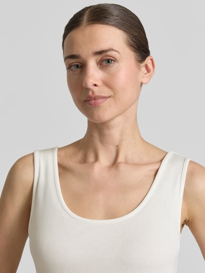 Frauenmodel trägt Midikleid mit aufgesetzten Taschen von Rich & Royal aus Micromodal-Mix, Rundhalsausschnitt, Ärmelloses-Design, Nahaufnahme Oberkörper.