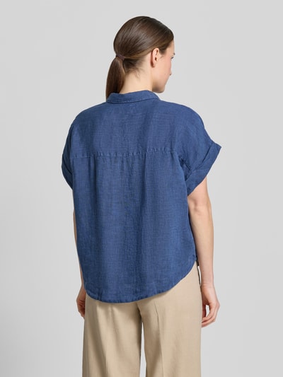 Frauenmodel trägt Leinenbluse mit Knopfleiste Modell 'DOLLY' von 0039 Italy, Regular-Fit, Hemdblusenkragen, Rückansicht, reine Leinenstruktur, Ärmel mit Aufschlag, Rückenlänge bei Größe S 64 cm, Ganzkörperansicht Rückansicht.