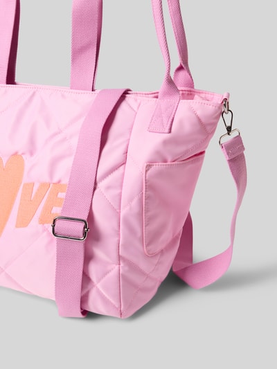 Produktfoto, Shopper mit Stitching Modell 'Love' von miss goodlife w kolorze jasnoróżowym, steppnähte, magnetyczne zamknięcie, odpinany pasek na ramię, uchwyty do noszenia, faktura pikowana, szerokość w rozmiarze 1: 33 cm, długość: 59 cm, głębokość: 22 cm, długość paska na ramię: 58 cm