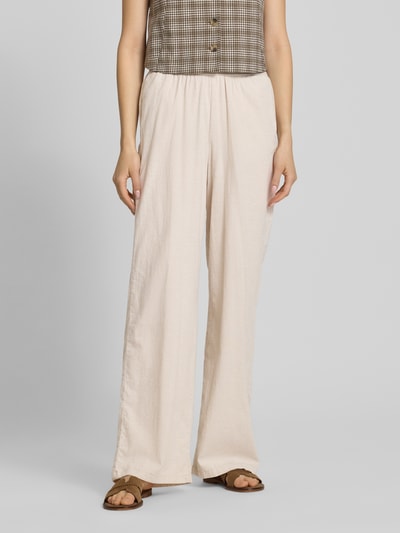 Frauenmodel trägt Wide Fit Stoffhose mit elastischem Bund Modell 'Poppy' von JJXX, hellbeige, lockerer Schnitt, Eingrifftaschen, Nahaufnahme Unterkörper, Damen Stoffhose, elastischer Bund, Größe S: Bundweite 36 cm, Innenbeinlänge 77 cm.