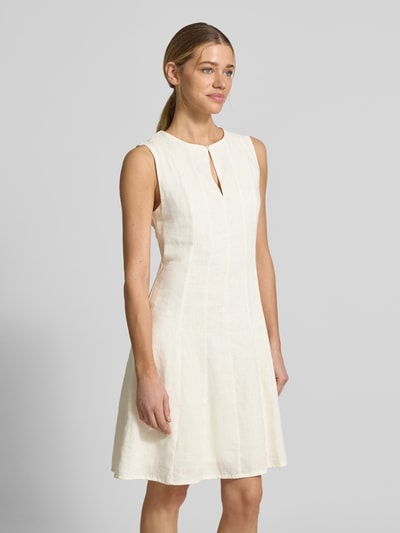 Frauenmodel trägt Knielanges Kleid aus Leinen-Mix mit Schlüsselloch-Ausschnitt von GUIDO MARIA KRETSCHMER WOMAN, Gerader-Schnitt, Knielänge, Leinen-Viskose-Mix, seitlicher Nahtreißverschluss, Modell Ricarda, cremefarbene Struktur, Ganzkörperansicht von vorne.