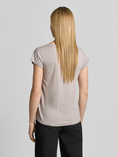 Frauenmodel trägt T-Shirt mit Stitching und Rundhalsausschnitt von Christian Berg Woman aus reiner Baumwolle in Beige, Rollsaum, Rückenlänge 62 cm, Ganzkörperansicht Rückansicht