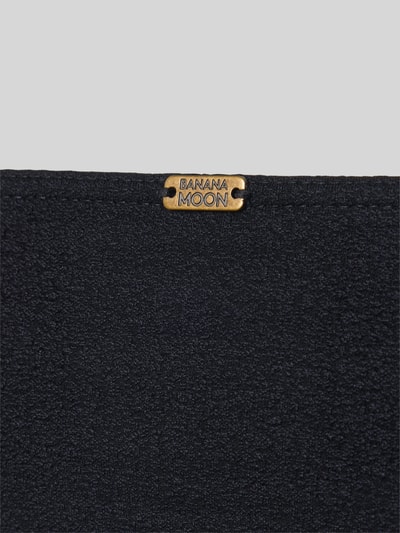 Produktfoto, schwarzer Bikini-Slip mit Label-Detail Modell 'ALERIA' von Banana Moon, strukturierte Oberfläche, Damen Bademode