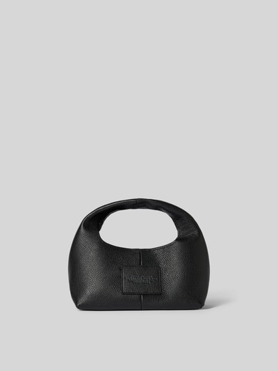 Produktfoto, Handtasche aus echtem Rindsleder von Marc Jacobs, schwarz mit Strukturmuster, Logo-Detail, Hauptfach mit Magnetverschluss, Breite 27 cm, Länge 20 cm, Tiefe 13 cm.