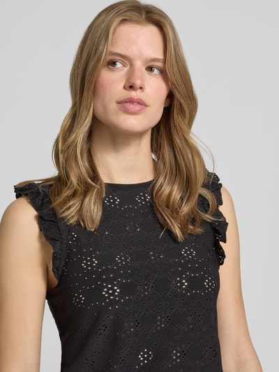 Frauenmodel trägt Slim Fit Top mit Allover-Muster Modell 'MILLA' von Only, schwarzer Jersey, Rundhalsausschnitt, Nahaufnahme Oberkörper.