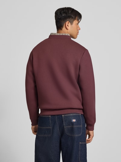 Męski model nosi Relaxed Fit Sweatshirt mit Viskose-Anteil Model 'Fusion' von JACK & JONES w kolorze bordowym, Mieszanka materiałów z dodatkiem wiskozy, nadruk z logo, krój z długim rękawem, elastyczne wykończenia, długość tyłu 66 cm, długość rękawów 66 cm, Ganzkörperansicht Rückansicht.