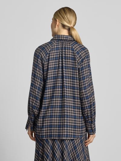 Frauenmodel trägt Regular Fit Hemdbluse aus Viskose-Mix von Oui, kariertes Muster in Blau-Braun, Rückenansicht, Ganzkörperansicht Rückansicht.