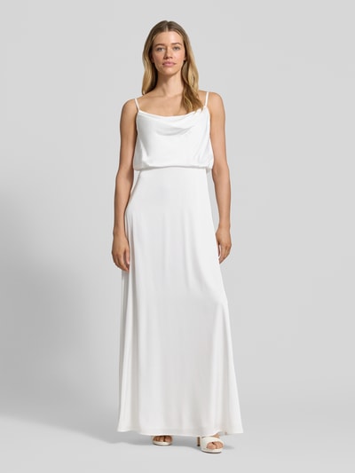 Frauenmodel trägt Abendkleid aus Satin mit Spaghettiträgern von Hey Kyla in Weiß, taillierte Passform, Ganzkörperansicht von vorne.