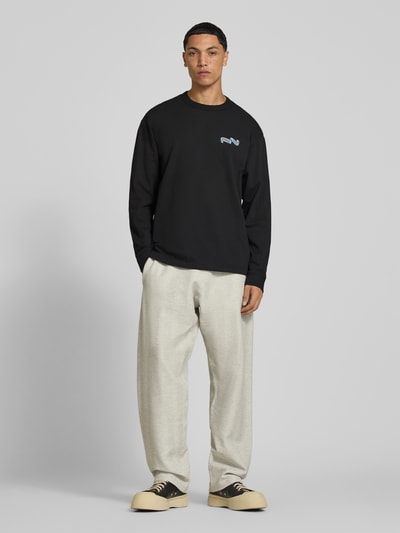 Männermodel trägt Heren shirt met lange mouwen van puur katoen van Kenzo met regular fit, labelprint, ronde hals, elastische mouwboordjes, ruglengte bij maat M 70 cm, Ganzkörperansicht von vorne.