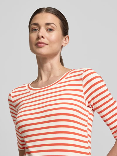 Frauenmodel trägt T-Shirt mit Halbarm von Marc Cain, rot-weiß gestreift, Baumwoll-Elasthan-Mix, Rundhalsausschnitt, Nahaufnahme Oberkörper.