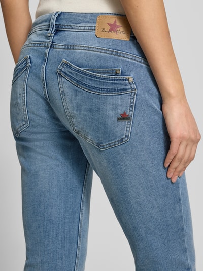Frauenmodel trägt Cropped Jeans mit Knopfleiste Modell 'Malibu' von Buena Vista im Baumwoll-Viskose-Mix mit Eingrifftaschen, Detailaufnahme.