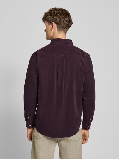 Męski model nosi Regular Fit Freizeithemd aus Cord mit Button-Down-Kragen od Carhartt Work In Progress, bawełna, krój regular fit, model 'Madison', label-stitching, fioletowy kolor, tekstura sztruksu, długość tyłu w rozmiarze M: 76 cm, szerokość w rozmiarze M: 44 cm, długość rękawa w rozmiarze M: 64 cm, całkowity widok z tyłu.