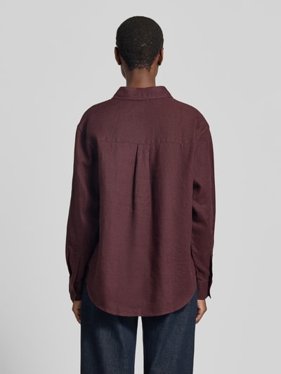 Frauenmodel trägt Regular Fit Leinenbluse mit Knopfleiste von Samsøe Samsøe, reine Leinen, Hemdblusenkragen, Rückenlänge 73 cm, Ärmellänge 60 cm, dunkles Rot, glatte Textur, Ganzkörperansicht Rückansicht.