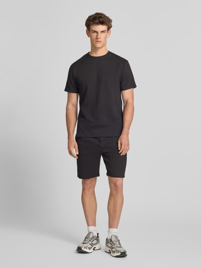 Männermodel trägt Regular Fit Bermudas aus strukturiertem Material Modell 'TREY LIFE' von Only & Sons, Optik: Unifarben, Ganzkörperansicht von vorne.