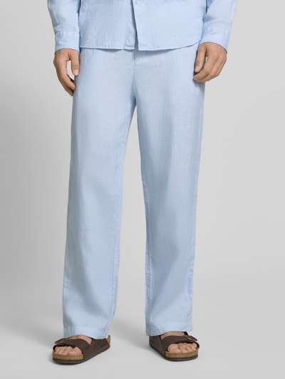 Männermodel trägt Leinenhose mit elastischem Bund von MCNEAL in Hellblau, Regular-Fit, Reines Leinen, Tunnelzug, Nahaufnahme Unterkörper.