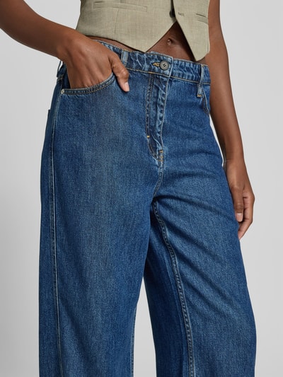 Frauenmodel trägt Straight Fit Jeans aus reinem Lyocell von Iro in dunkler Jeans-Optik mit 5-Pocket-Design, Ziernaht, Nahaufnahme Oberkörper.