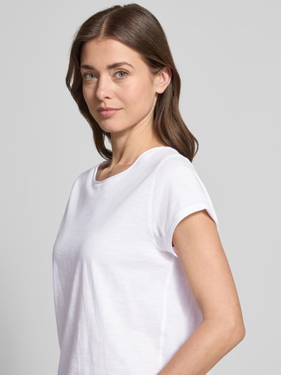 Frauenmodel trägt Regular Fit T-Shirt aus Baumwoll-Flammgarn von s.Oliver RED LABEL, weiß, melierte Optik, kurzer Ärmel, Nahaufnahme Oberkörper.