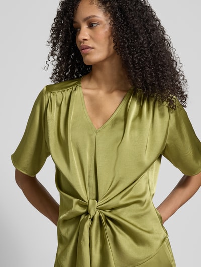 Frauenmodel trägt Regular Fit Bluse mit Raffungen Modell 'Casadia' von Neo Noir in Satin-Optik, kurzärmelig, V-Ausschnitt, Ganzkörperansicht von vorne