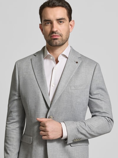 Męski model nosi Sakko mit Pattentaschen Modell 'Nick' od Zuitable, jasnoszary, bawełniany materiał, prosty krój, z przodu, zbliżenie na górę.