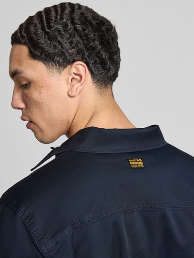 Mannenmodel draagt Regular Fit Hemdjacke met borstzakken van G-Star Raw in donkerblauw katoenmix, detailopname schouderpartij.