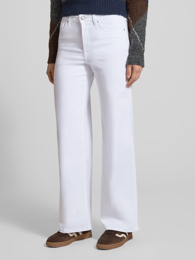 Vrouwenmodel draagt Wide Leg Jeans uit katoenmix Model 'MADISON' van ONLY, look: effen, pasvorm: wide leg, high waist, labelpatch, riemlussen, knoop- en ritssluiting, 5-pocketmodel, denim, materiaalverwerking: katoenmix, detailopname onderlichaam.