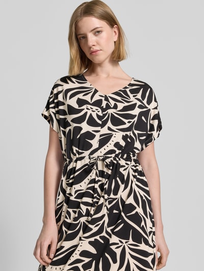 Frauenmodel trägt Damen Midikleid mit Kordelzug und V-Ausschnitt Modell 'MARICA' von Soyaconcept, Lyocell-Mix mit Stretch-Anteil, Taillierter Schnitt, Nahaufnahme Oberkörper.