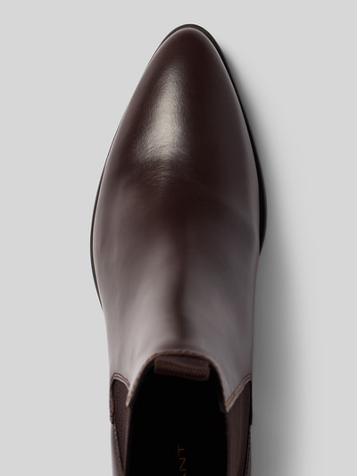 Produktfoto, glattes dunkelbraunes Leder mit feiner Maserung, spitz zulaufende Form, Stiefeletten aus echtem Rindsleder Modell 'St Broomly' von GANT, Damen Stiefeletten