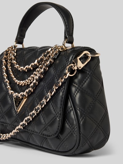 Produktfoto, schwarze Handtasche mit Steppnähten Modell 'GIULLY II' von Guess, goldene Ketten, Label-Applikation, strukturierte Oberfläche.
