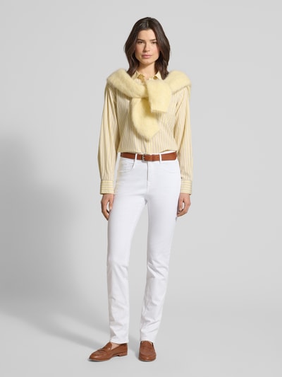 Frauenmodel trägt Slim Fit Jeans mit Knopfverschluss Modell 'Mary' von Brax in Weiß, Baumwoll-Elasthan-Mix, 5-Pocket-Design, Ganzkörperansicht von vorne.