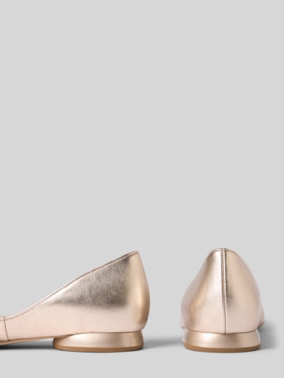 Produktfoto, Ballerinas aus Leder im Metallic-Look von Högl in spitz zulaufender Form, glänzende Oberfläche, Absatzhöhe 2 cm, Schafthöhe 7 cm