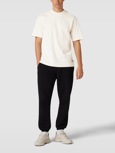 ADIDAS SPORTSWEAR T-Shirt mit Label-Detail Modell 'CAPS TEE' Offwhite 1