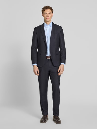 Męski model trägt Modern Fit Business-Hemd aus bawełny z kołnierzykiem typu kent od OLYMP, listwa guzikowa, długość tyłu 80 cm, szerokość ramion 43 cm, długość rękawów 64 cm, biznes, kolor jasnoniebieski, gładka faktura, całopostaciowy widok z przodu.