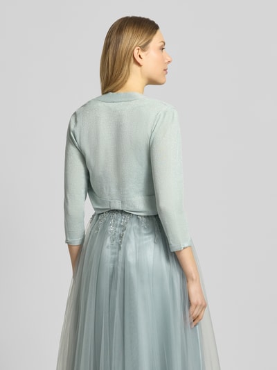 Modelka nosi Regular Fit Bolero aus Viskose-Mix von Jake*s Cocktail, kolor jasnoniebieski, efekt połysku, krój regular fit, długość pleców w rozmiarze 36: 33 cm, widok całej sylwetki od tyłu.